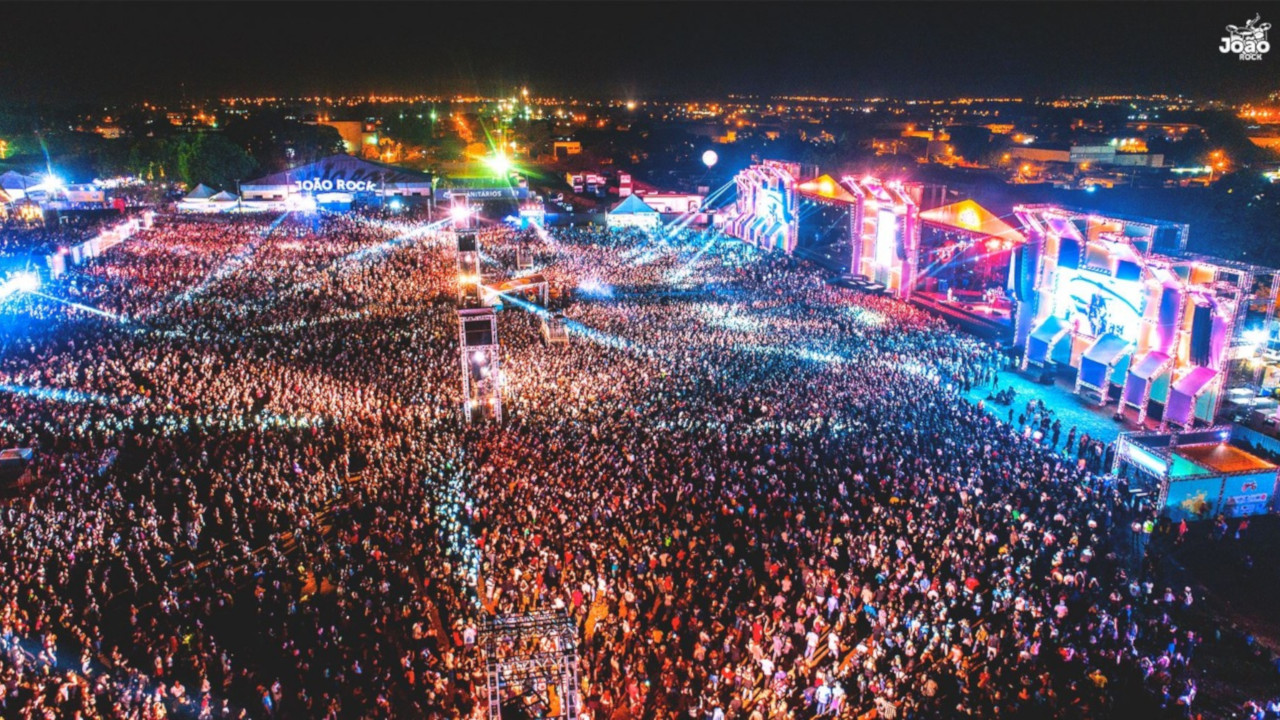 João Rock — vista aérea da multidão e palcos à noite em Ribeirão Preto