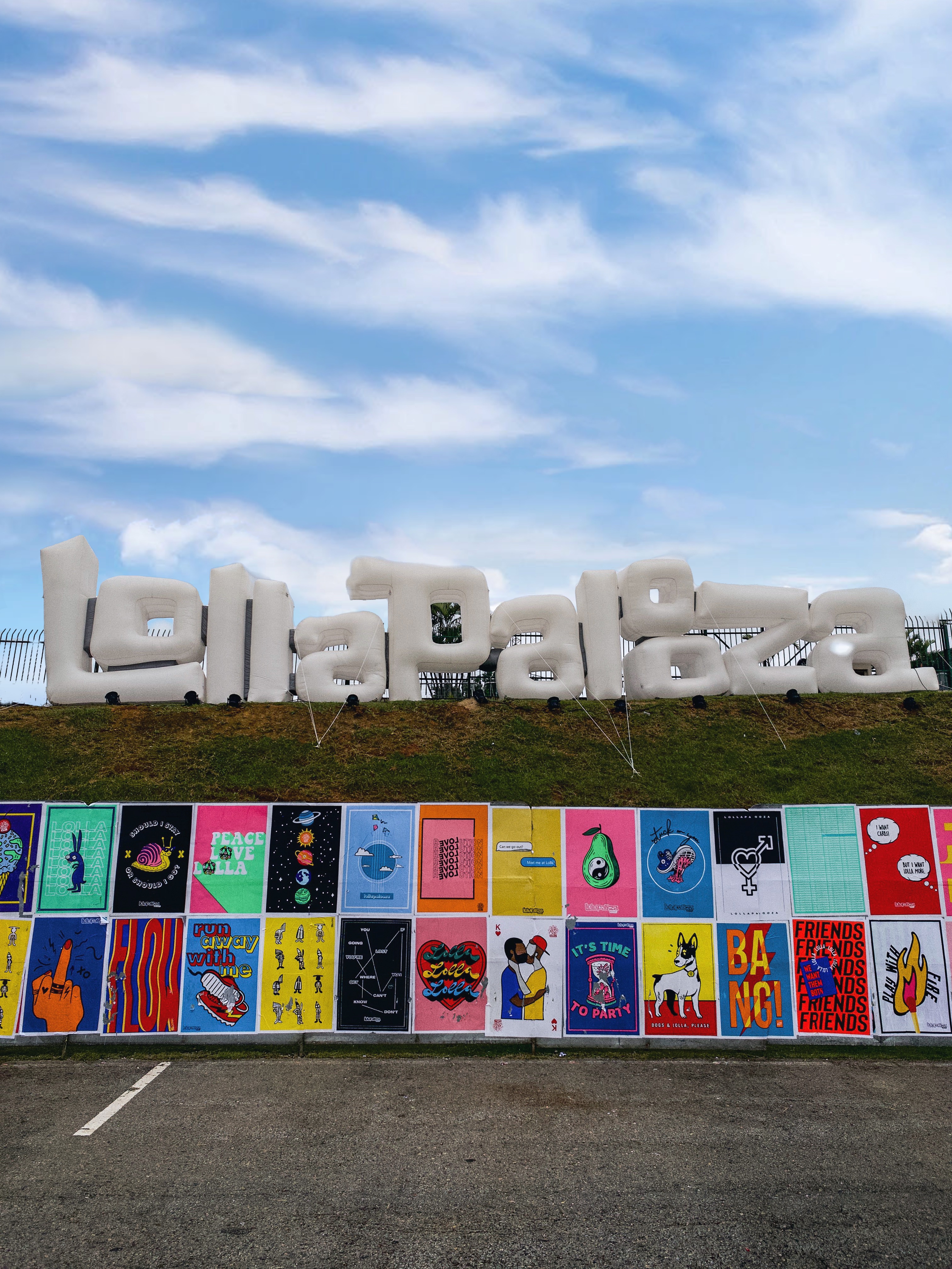 Lollapalooza — letreiro inflável e mural de pôsteres