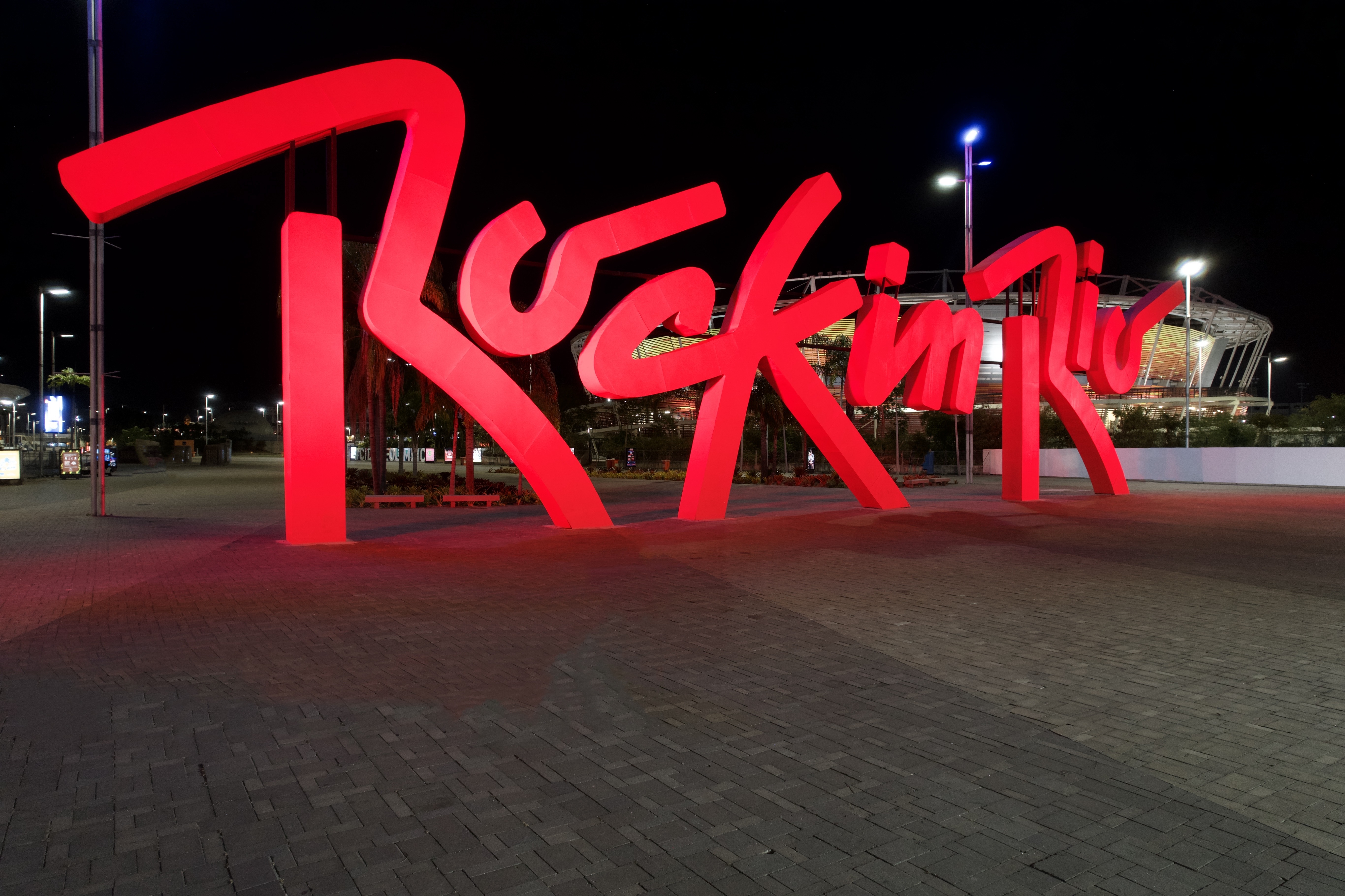 Rock in Rio — letreiro vermelho à noite
